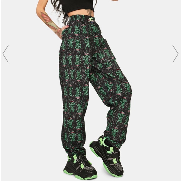 Dolls Kill Gecko Hawaii beach pants with geckos - Picture 2 of 3